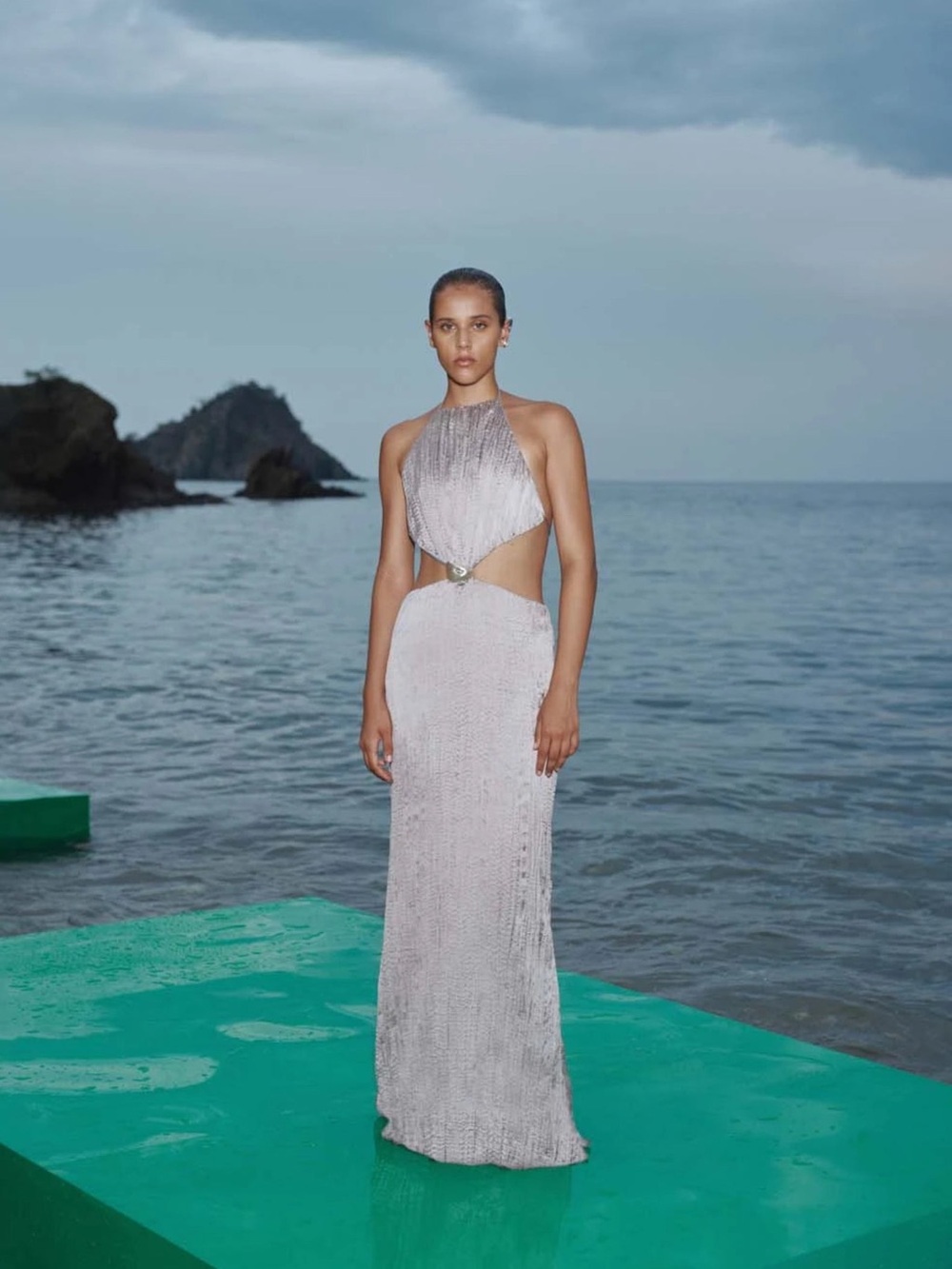🧜🏽‍♀️ Smashing Silver Metallic Halter Maxi Dress